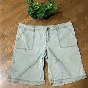 Green/khaki  plus size shorts
